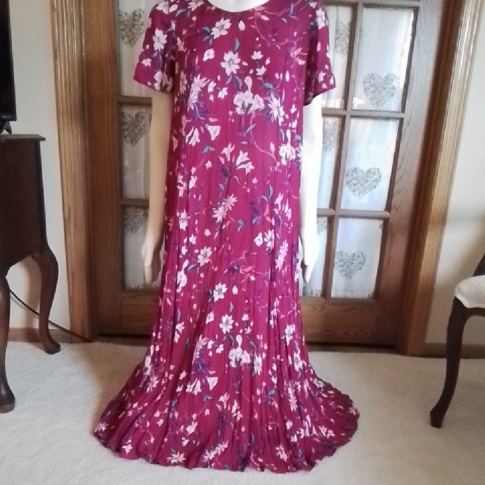Woman Within rayon crinkle maxi dress, bright pink floral, size 14/16 petite.